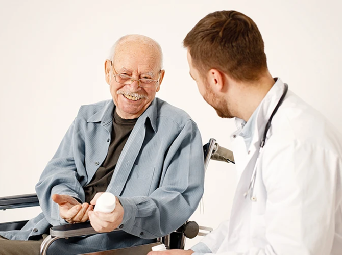 מטופל פאלאס מדיקל צוחק עם המטפל שלו