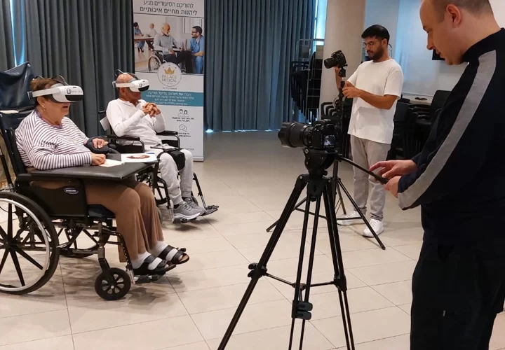 משקפי vr בפאלאס מדיקל מודיעין, שני מטופלים יושבים עם משקפפיים ומחייכים